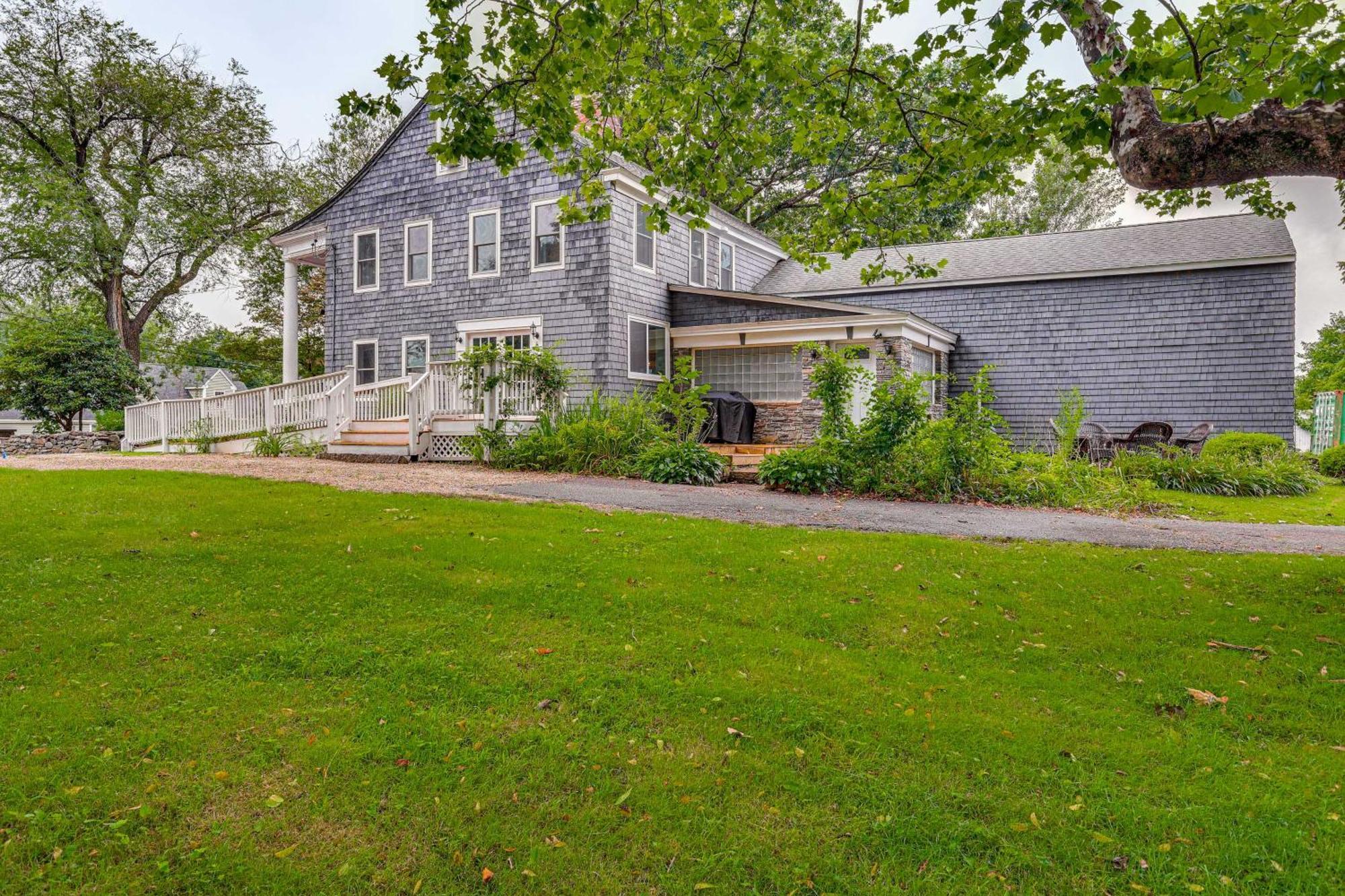 Quintessential New England Home With Patio And Grill! Putnam Exteriör bild