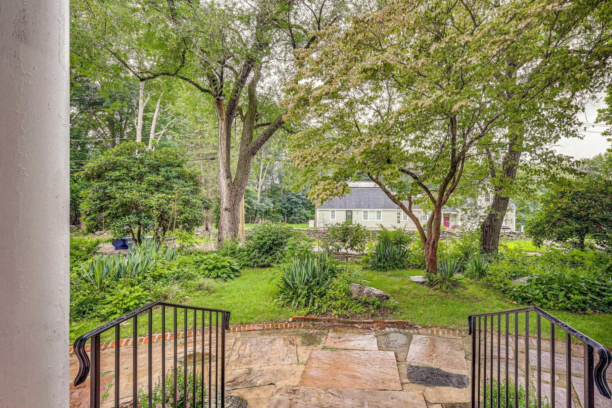 Quintessential New England Home With Patio And Grill! Putnam Exteriör bild